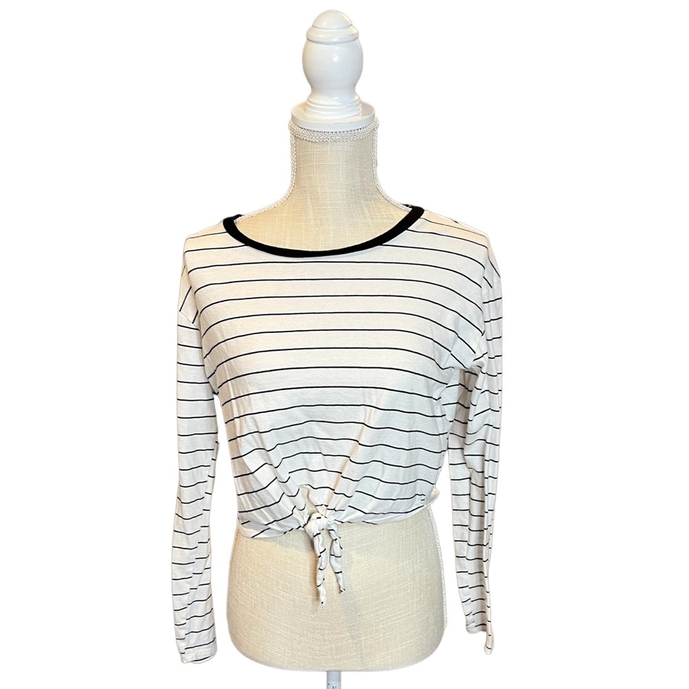 Forever 21 white crop top w/ black stripe detail. Knotted front. 
Size: Small